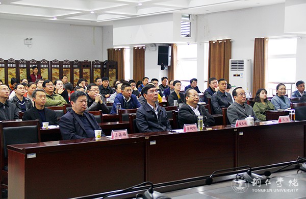 2世界杯官网教师在行政楼会议室集中收看十九大开幕会直播.jpg