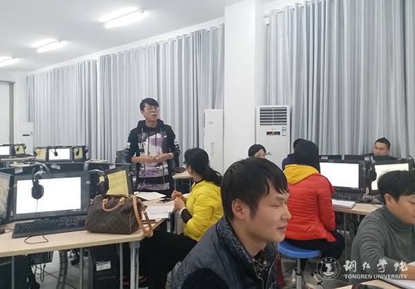 2参训教师参加课堂游戏.jpg