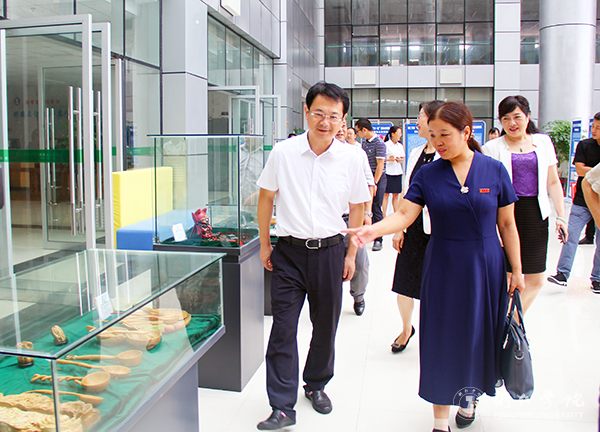 6市委常委、市委宣传部部长夏虹参观世界杯官网师生美术设计作品.jpg