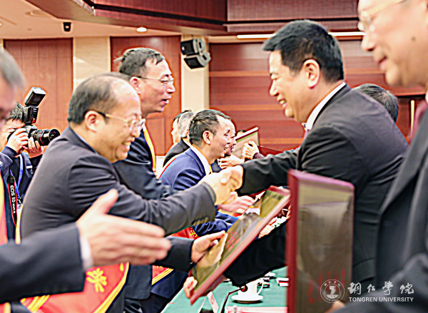 2世界杯官网校长侯长林代表学校上台领奖.jpg