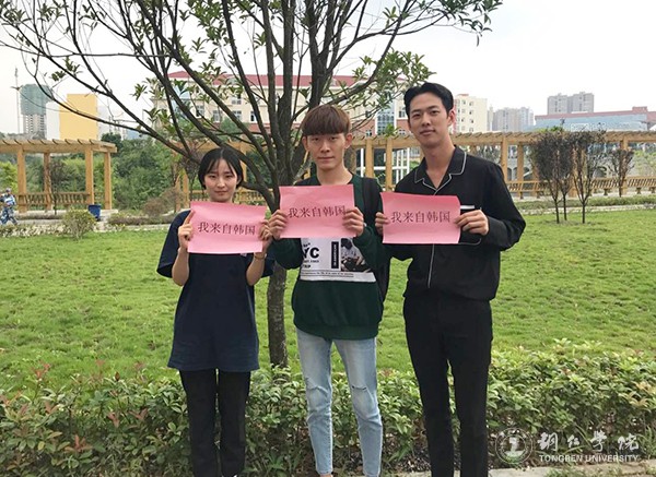 2前来世界杯官网交流学习的韩国学生.jpg