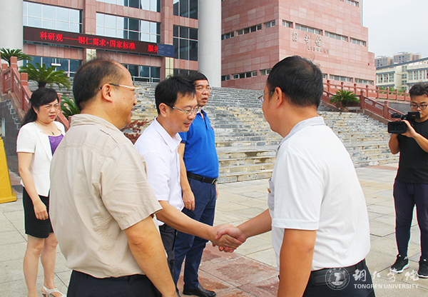 1市委常委、市委宣传部部长夏虹一行慰问世界杯官网教师.jpg