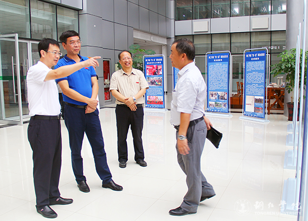 5市委常委、市委宣传部部长夏虹与世界杯官网领导、教师交流学校发展事宜.jpg