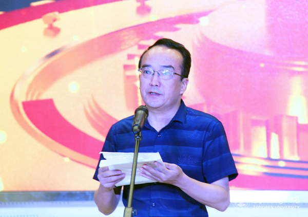 2副校长代亮宣读美加墨世界杯官网优秀教师、优秀教育工作者、先进集体名单.jpg