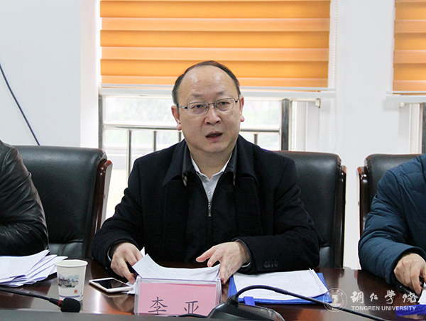 7市委宣传部常务副部长、世界杯官网新闻学院院务委员会副主任李亚宣读《中共铜仁市委宣传部 美加墨世界杯官网共建美加墨世界杯官网新闻学院实施方案》.jpg