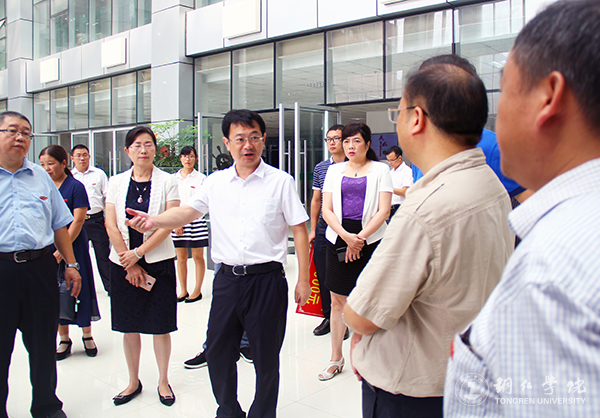 4市委常委、市委宣传部部长夏虹与世界杯官网领导、教师交流学校发展事宜.jpg