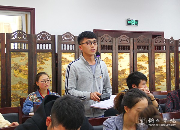 5与青年学生现场交流.jpg